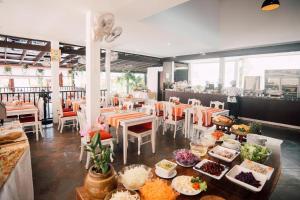 卡塔海滩Kata Silver Sand的餐桌上放有盘子的餐厅