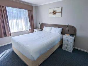 芒特甘比尔阿卡纳汽车旅馆及阳台公寓的一间卧室设有一张大床和一个窗户。