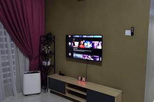 ChemorCASA Singgah Homestay的客厅的墙上设有平面电视