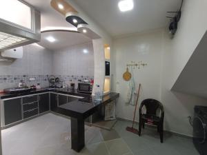 达赫拉Mini villa dakhla的一间厨房,里面设有黑色台面