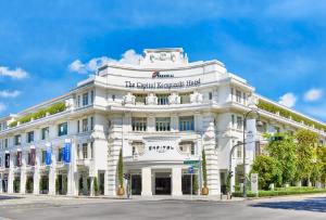 新加坡The Capitol Kempinski Hotel Singapore的街道拐角处的白色建筑