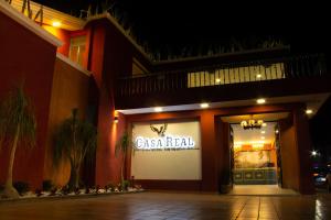 乔卢拉Hotel Casa Real Cholula的夜间在大楼前的卡萨真标志