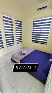 PendangAz HOMESTAY PENDANG KEDAH的一间卧室,配有一张床,上面有房间标志