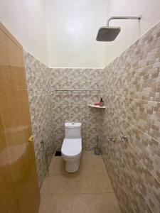 PendangAz HOMESTAY PENDANG KEDAH的一间位于客房内的白色卫生间的浴室