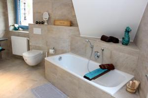 NeuhausHaus Ostseeidyll, App 01的带浴缸和卫生间的浴室。