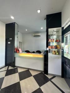 古晋One Point Hotel @ Airport (Kuching)的厨房配有柜台和冰箱。