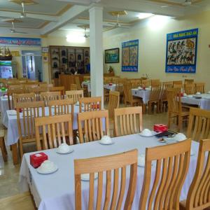 Làng LiễuBảo An hotel Đảo Quan Lạn的用餐室配有桌椅和白色桌布