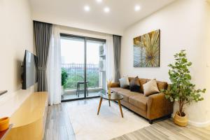 河内Promotion - one bedrooms Vinhomes D'capitale的带沙发和大窗户的客厅