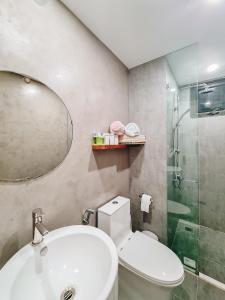 河内Promotion - one bedrooms Vinhomes D'capitale的一间带卫生间和玻璃淋浴间的浴室