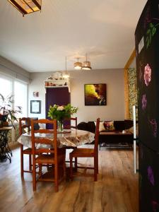 Bergholtz-ZellL'Atelier des Ombelles的客厅配有桌椅和沙发