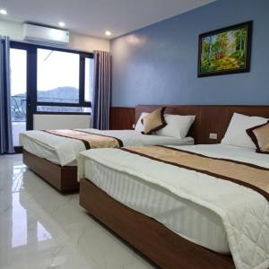 Làng LiễuBảo An hotel Đảo Quan Lạn的一间酒店客房,房间内设有两张床