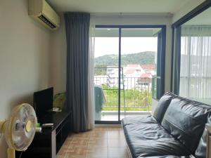 普吉镇5 Floor - Centrio Condominium in Phuket Town - 30 mins to beaches的带沙发和大窗户的客厅
