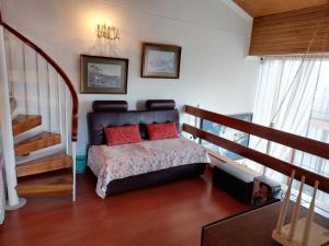 波哥大Habitaciones en un alojamiento -Anfitrion - Elias Di Caprio的一间卧室配有一张带红色枕头的床