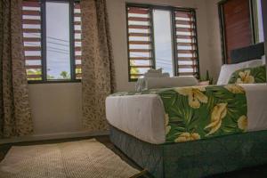 南迪Yaubula Accommodation的客厅配有沙发和窗户。