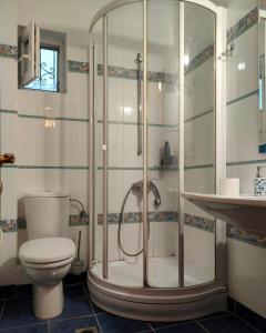 乐托卡亚Don Bazilio Seahouse的带淋浴、卫生间和盥洗盆的浴室