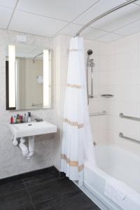 达拉姆达勒姆市中心万豪酒店的一间带水槽、浴缸和淋浴的浴室