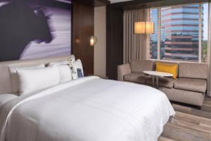 达拉姆达勒姆市中心万豪酒店的酒店客房设有床、沙发和窗户。