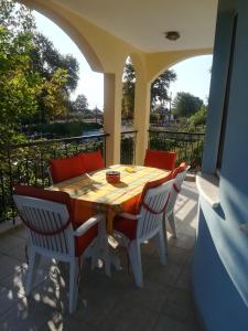 乐托卡亚Don Bazilio Seahouse的美景庭院内的桌椅