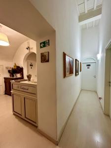 佛罗伦萨Il Gattopardo B&B的走廊上设有厨房和白色墙壁