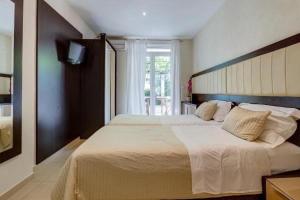 布德瓦Splendid Luxury Apartments的一间卧室设有一张大床和一个窗户。