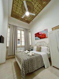 佛罗伦萨Il Gattopardo B&B的一间卧室配有一张带吊扇的床