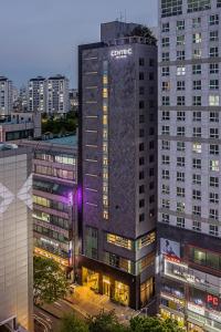 仁川市Aank Hotel Incheon Guwol的上面有沙姆星标志的高楼