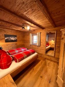 拉姆绍奥法姆菲古拉哈酒店的小木屋内一间卧室,配有一张床