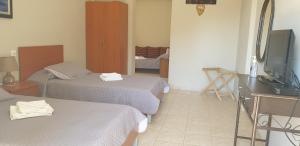 卡里利梅内斯Notia Gi的酒店客房设有两张床和电视。