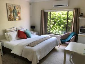 悉尼Hotel Style Monterey Guest Studio near Hospitals, Beach and Airport的一间卧室设有一张床和一个大窗户