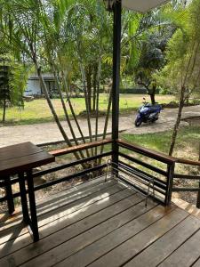 象岛好时光度假旅馆的公园里带桌子和摩托车的长凳