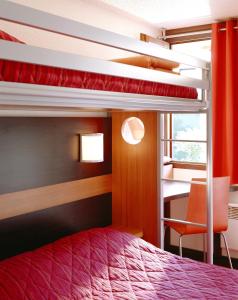 艾姆波茨卡佩尔东敦刻尔克安布斯卡普尔普瑞米尔经典酒店的一间卧室配有双层床和书桌