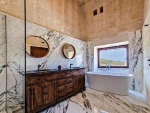 加斯利Luxury Farmhouse Villa surrounded with Nature & Farm Animals Alpacas etc的带浴缸、水槽和镜子的浴室