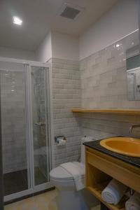曼谷Ago Hotel Chinatown的带淋浴、卫生间和盥洗盆的浴室