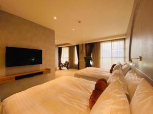 仁爱乡清境佛罗伦斯渡假山庄的酒店客房设有两张床和一台平面电视。