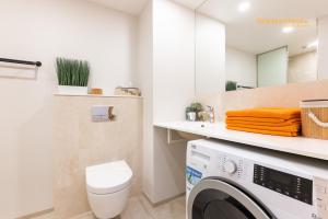 塔林Luxury Suites - Rotermann City的洗衣房配有洗衣机和烘干机