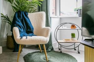达灵顿Boho Chic - Stylish Home in City Centre, Sleeps 4的客厅里一张带蓝色毯子的椅子