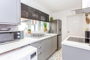 达灵顿Boho Chic - Stylish Home in City Centre, Sleeps 4的厨房配有白色的柜台和不锈钢冰箱。