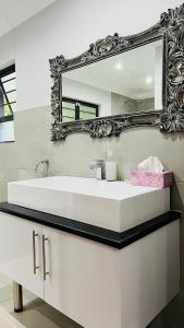 克卢夫Robyns Nest 3 Self Catering Flat的浴室设有白色水槽和镜子