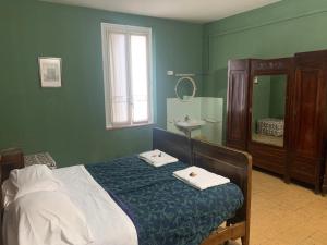 帕尔马Leon doro的一间卧室配有床、水槽和镜子