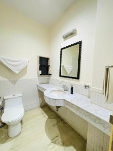 古尔冈BedChambers Serviced Apartments, Sector 40的一间带卫生间和水槽的浴室
