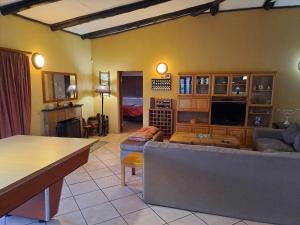 白河Da Gama Lake Cottages - Coral Tree and Cormorant Cottages的客厅配有沙发和桌子