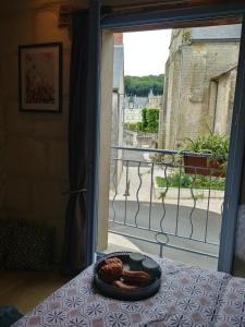 维朗德里La Bienheureuse Maison, vue sur le Château de Villandry的窗前桌子上的一盘食物