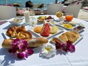 拉迈白鲸精品酒店的一张桌子,上面放着早餐食品托盘