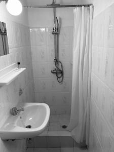 RepanídhionStone House Limnos的带淋浴和盥洗盆的白色浴室