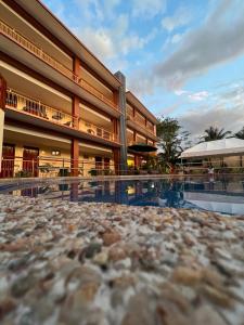 莫阿尔博阿Rufana Suites的大楼前设有游泳池的酒店