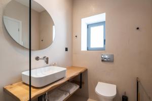 DiakoftiEden Kythira的一间带水槽和镜子的浴室