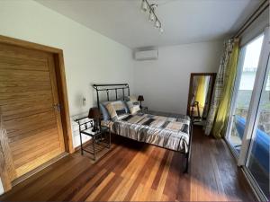 托舵道斯2 bedroom Apartment -Villa Ibiza的一间卧室配有一张床,铺有木地板