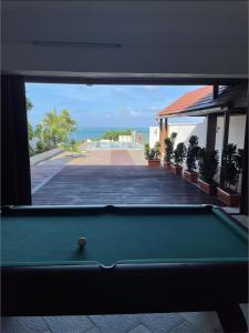 托舵道斯2 bedroom Apartment -Villa Ibiza的海景客房内的台球桌