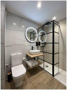 圣塞瓦斯蒂安Elegance Lifestyle - Parking Gratuito!的浴室设有白色的卫生间和镜子