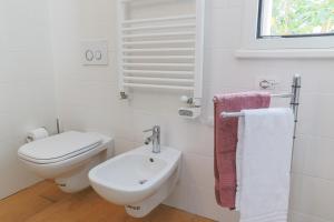 格里安泰卡德纳比亚Lakefront Contemporary - by My Home In Como的白色的浴室设有卫生间和水槽。